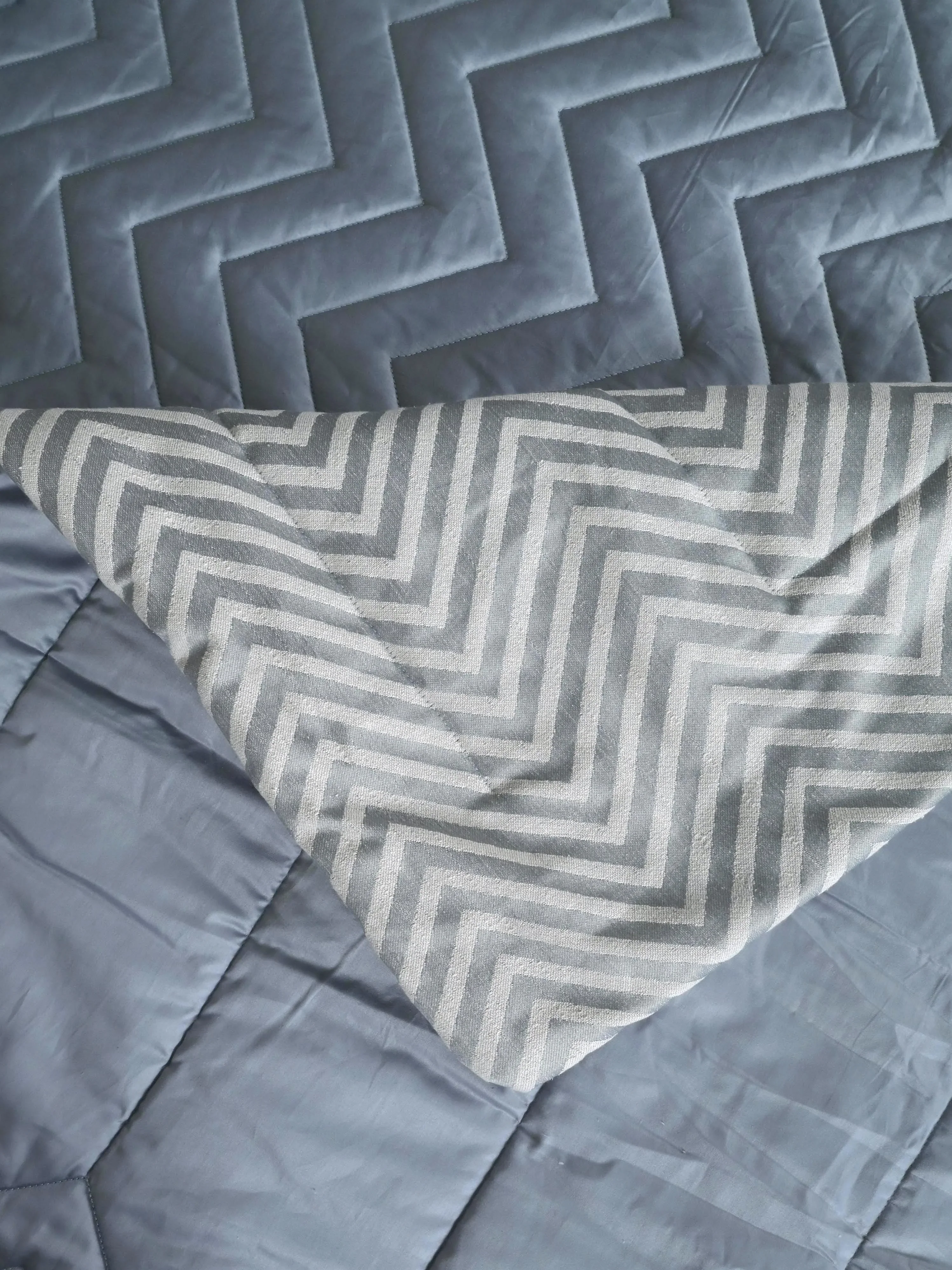 Chevron Damask All Season Reversible Quilt - Image 3