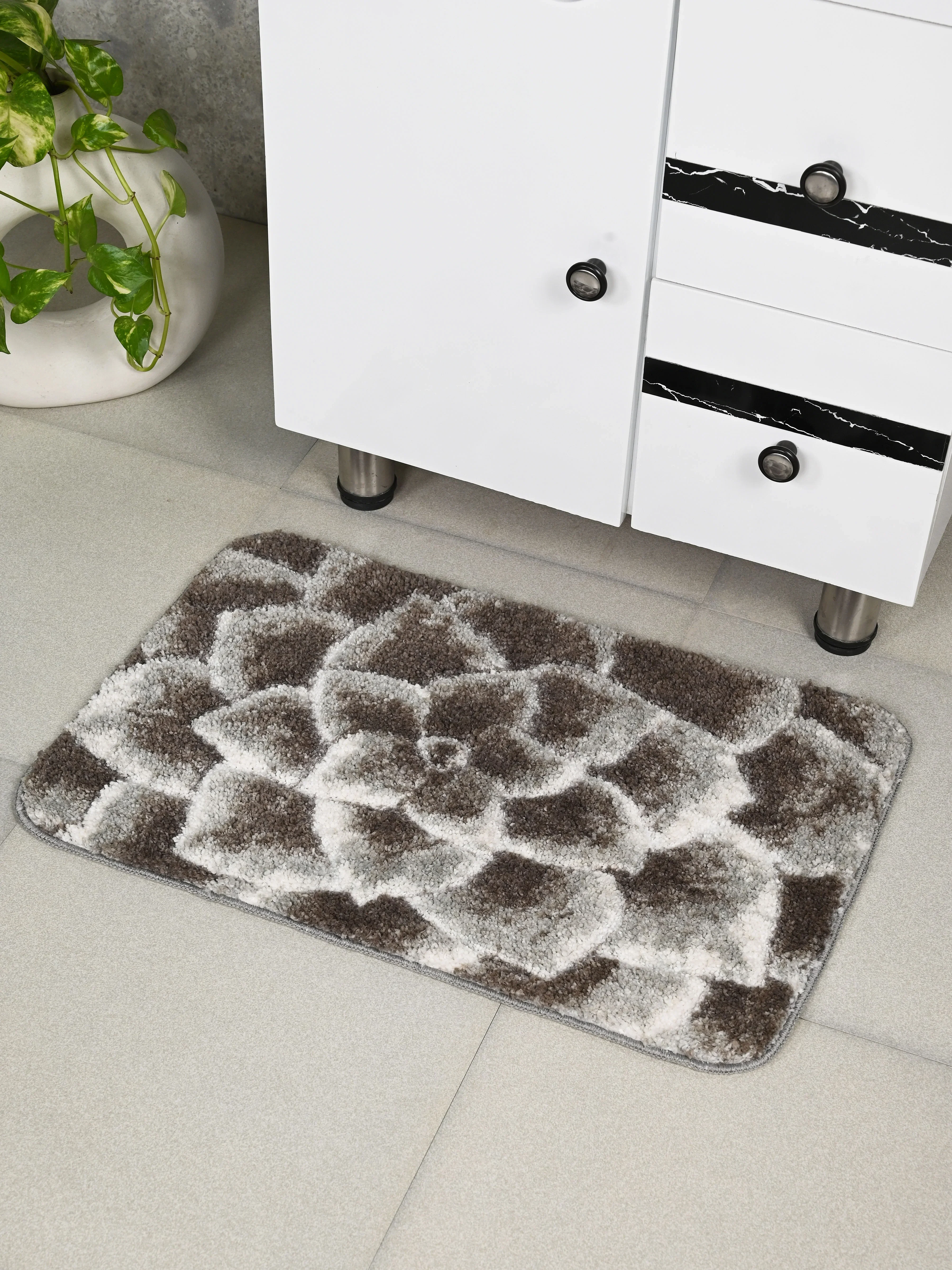 Petal Soft Anti-Slip Bathmat | Elegant Floral Texture & Absorbent Surface